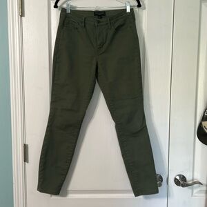 EUC Banana Republic Skinny Fit Jeans. Size 4/27. Army Green
